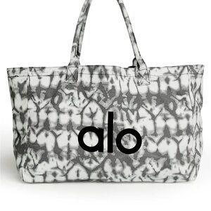 NWT Alo Yoga Shopper tote bag